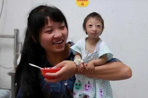 09年湖南夫妇生下一"小猴子"，差点被杂技团买走，如今孩子咋样了